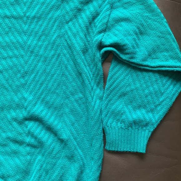 • Stretchy Knit Sweater • - Picture 5 of 9